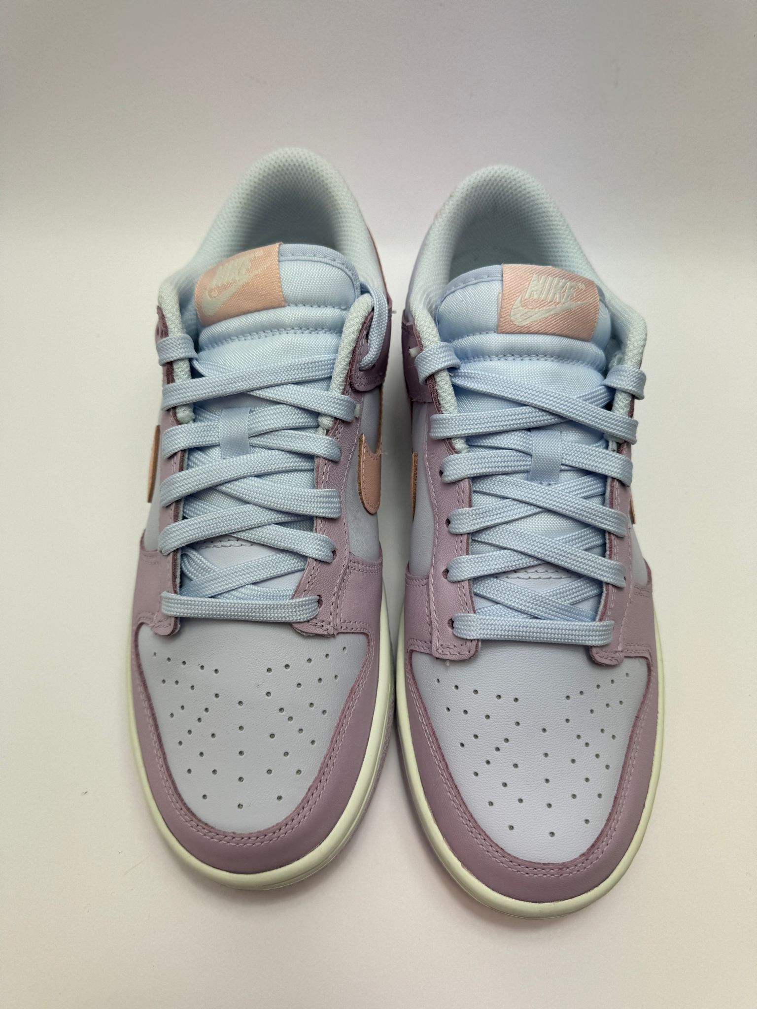 Detailansicht der Zunge – Nike Dunk Low Easter mit gewebtem Dunk-Branding in Pastelltönen“