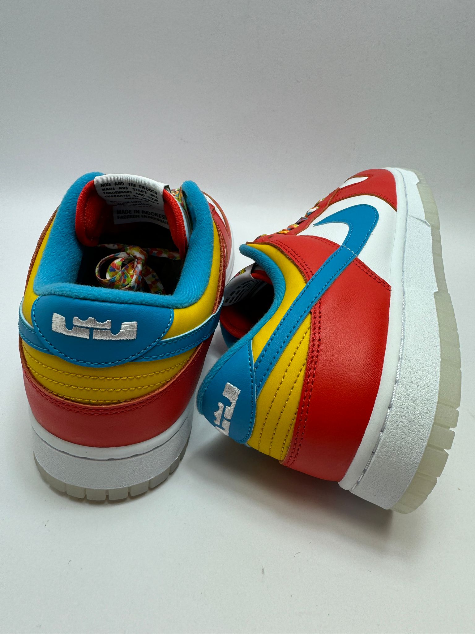 Nike Dunk Low QS LeBron James Fruity Pebbles – Rückansicht mit Nike Logo und farbenfrohen Details