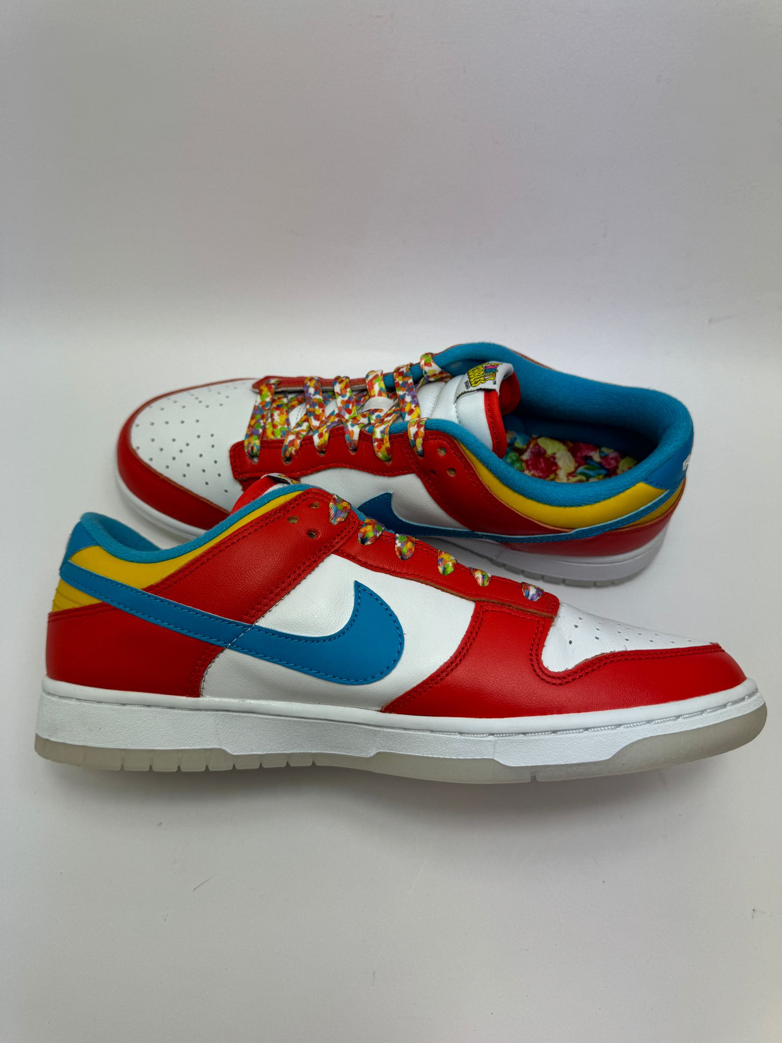 Nike Dunk Low QS LeBron James Fruity Pebbles – linke Außenseite mit farbenfrohen Akzenten