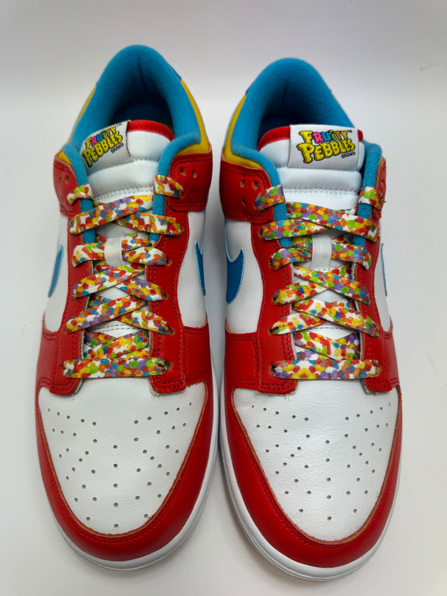 Detailansicht der Zunge – Nike Dunk Low QS LeBron James Fruity Pebbles mit spezieller Branding