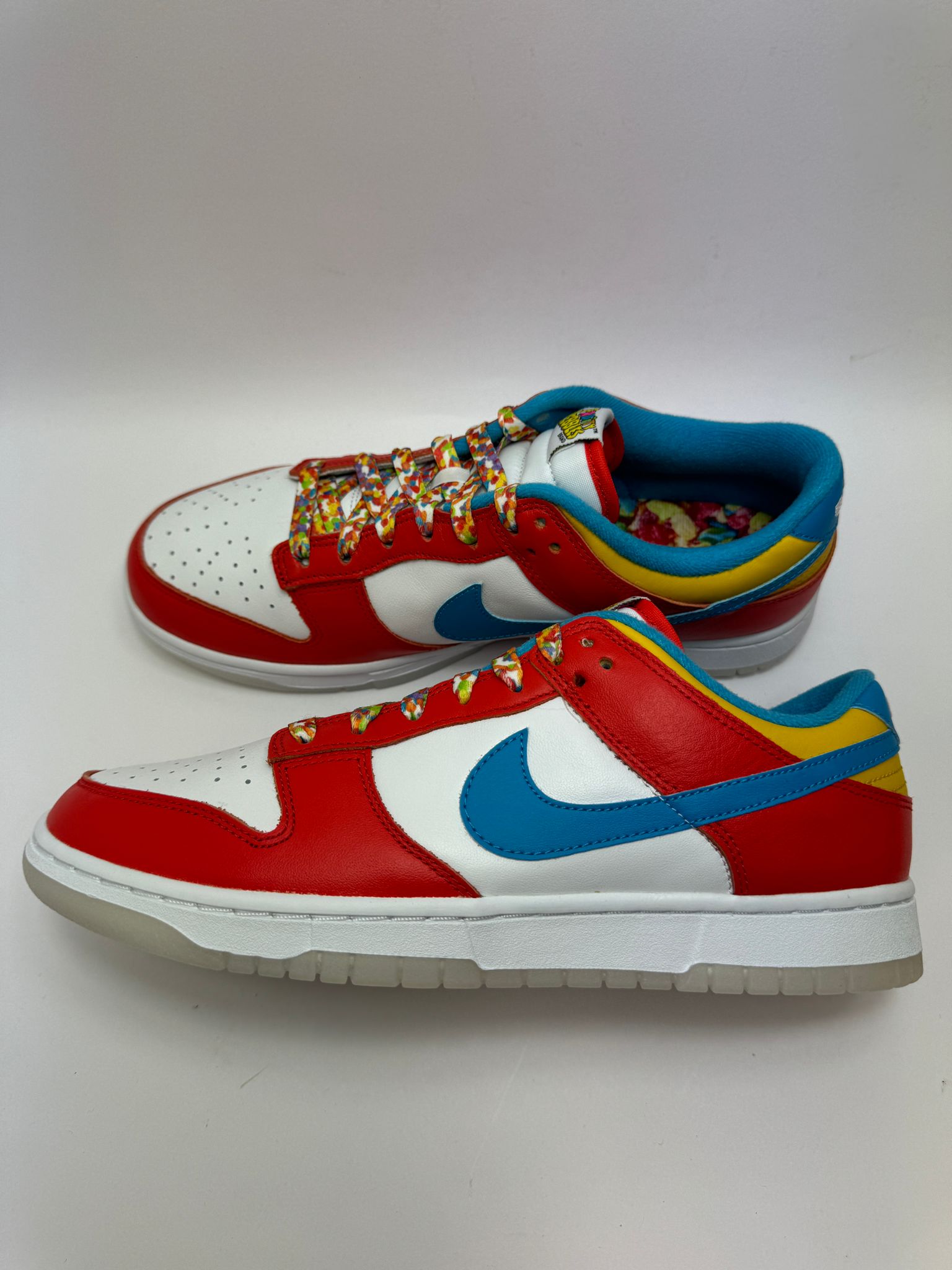 Nike Dunk Low QS LeBron James Fruity Pebbles – rechte Seitenansicht mit buntem, auffälligem Design