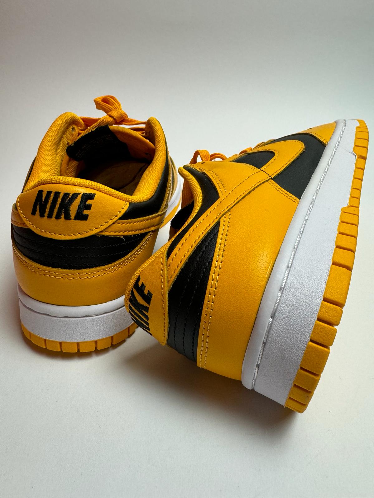 Detailansicht der Zunge – Nike Dunk Low Championship Goldenrod mit gewebtem Dunk-Branding