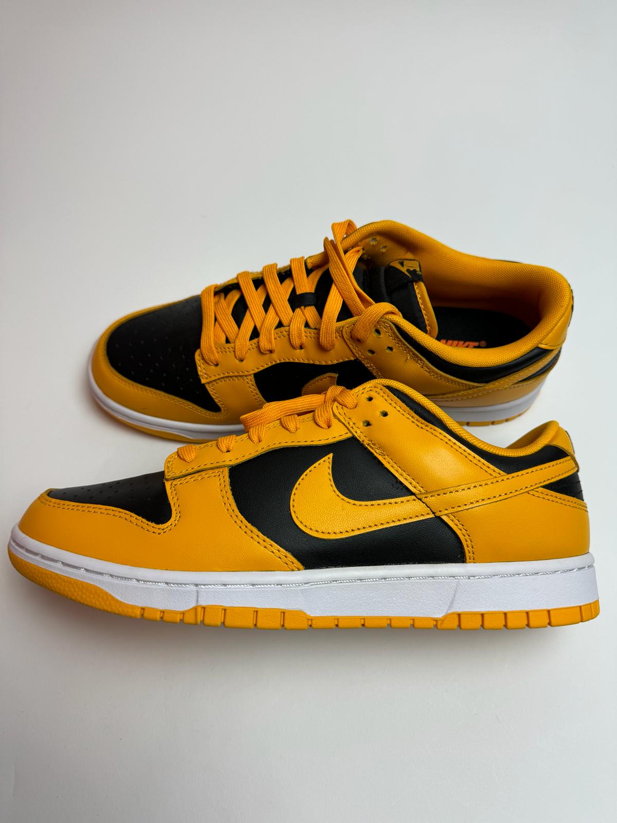 Nike Dunk Low Championship Goldenrod – rechte Seitenansicht mit goldenem Upper und schwarzem Swoosh