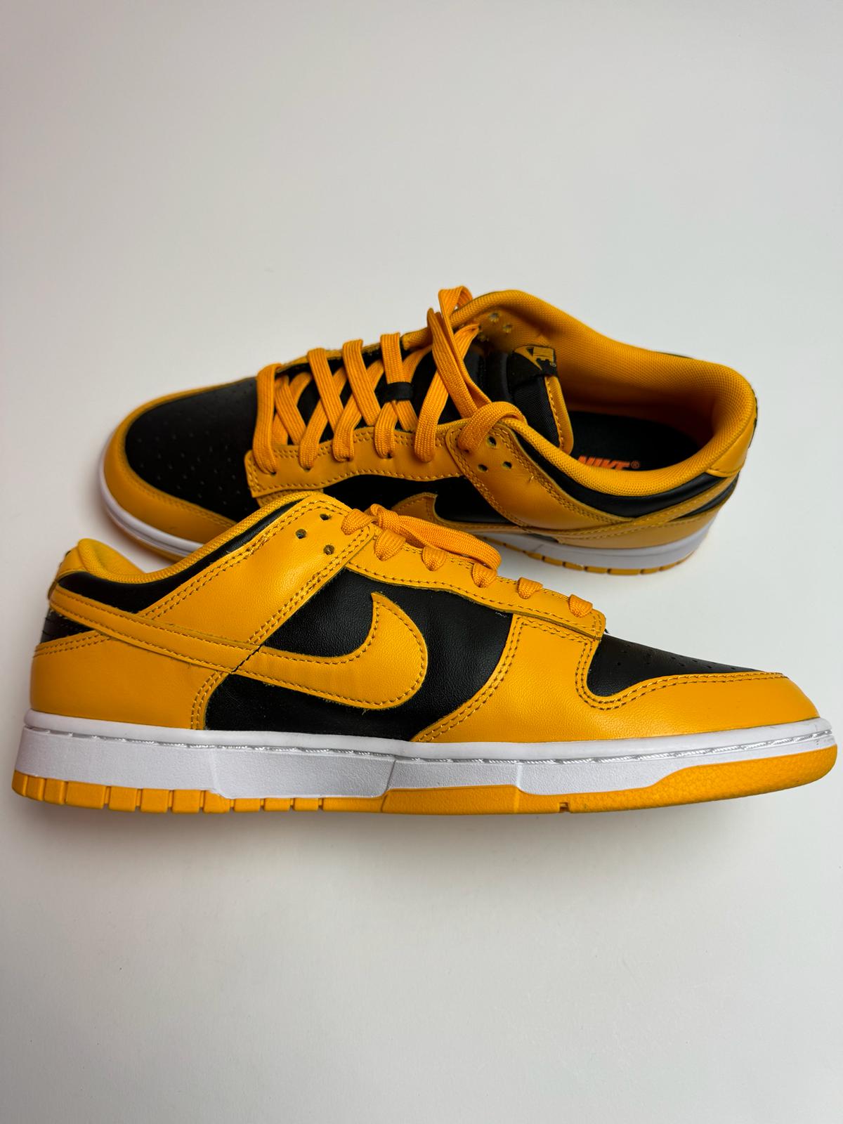 Nike Dunk Low Championship Goldenrod – linke Außenseite mit strahlend gelben Overlays und klassischem Dunk-Design