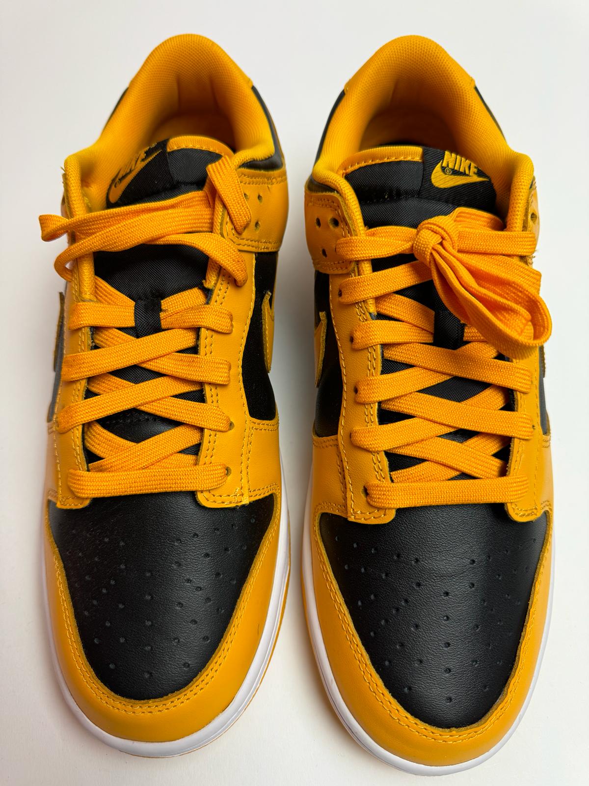 Rückansicht des Sneakers – Nike Dunk Low Championship Goldenrod mit gepolsterter Ferse und Nike‑Logo