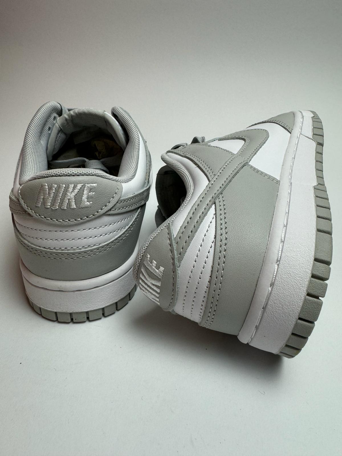 Nike Dunk Low Grey Fog – Rückansicht mit grauer Ferse und Nike Logo