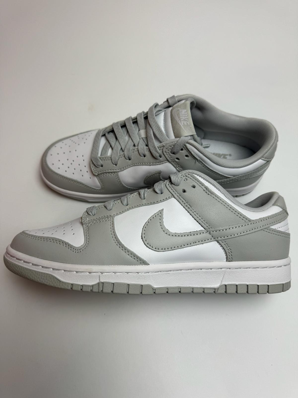 Nike Dunk Low Grey Fog – rechte Seitenansicht mit weißem Leder-Upper und hellgrauen Overlays
