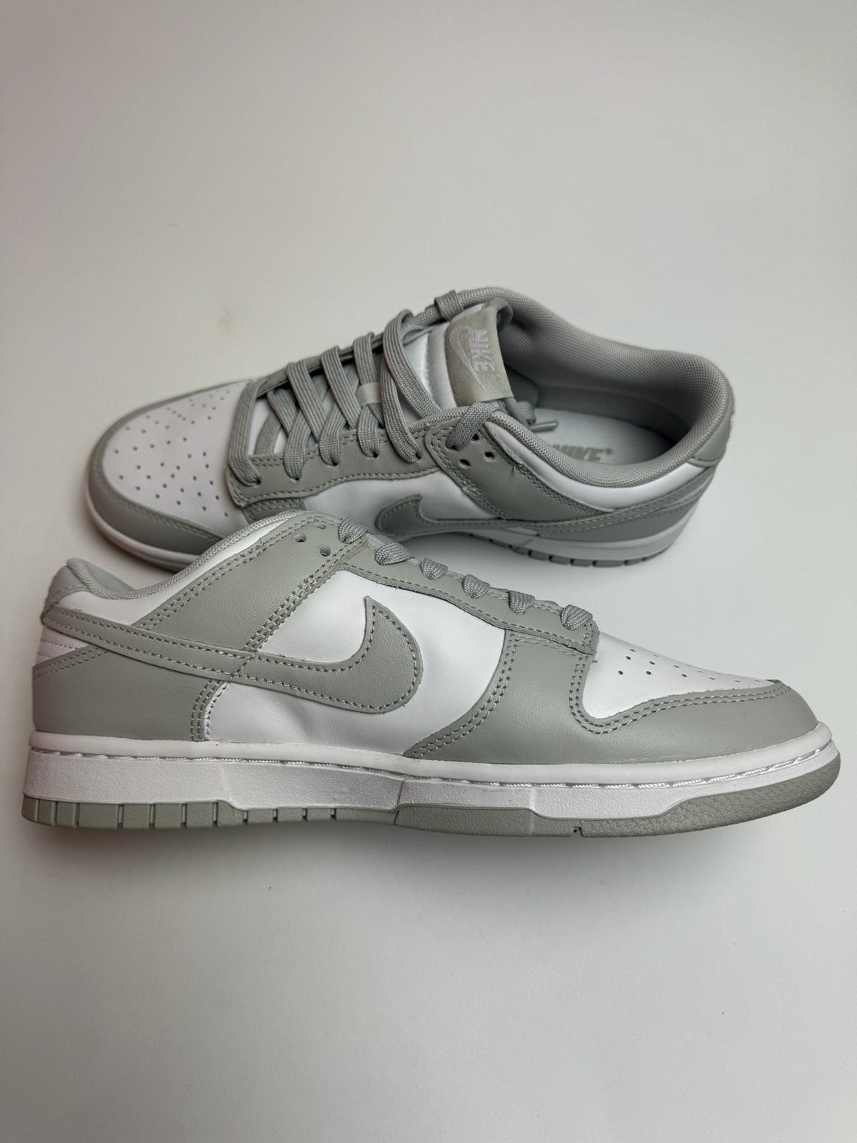 Nike Dunk Low Grey Fog – linke Außenseite mit hellgrauem Swoosh und Clean-Cut Design