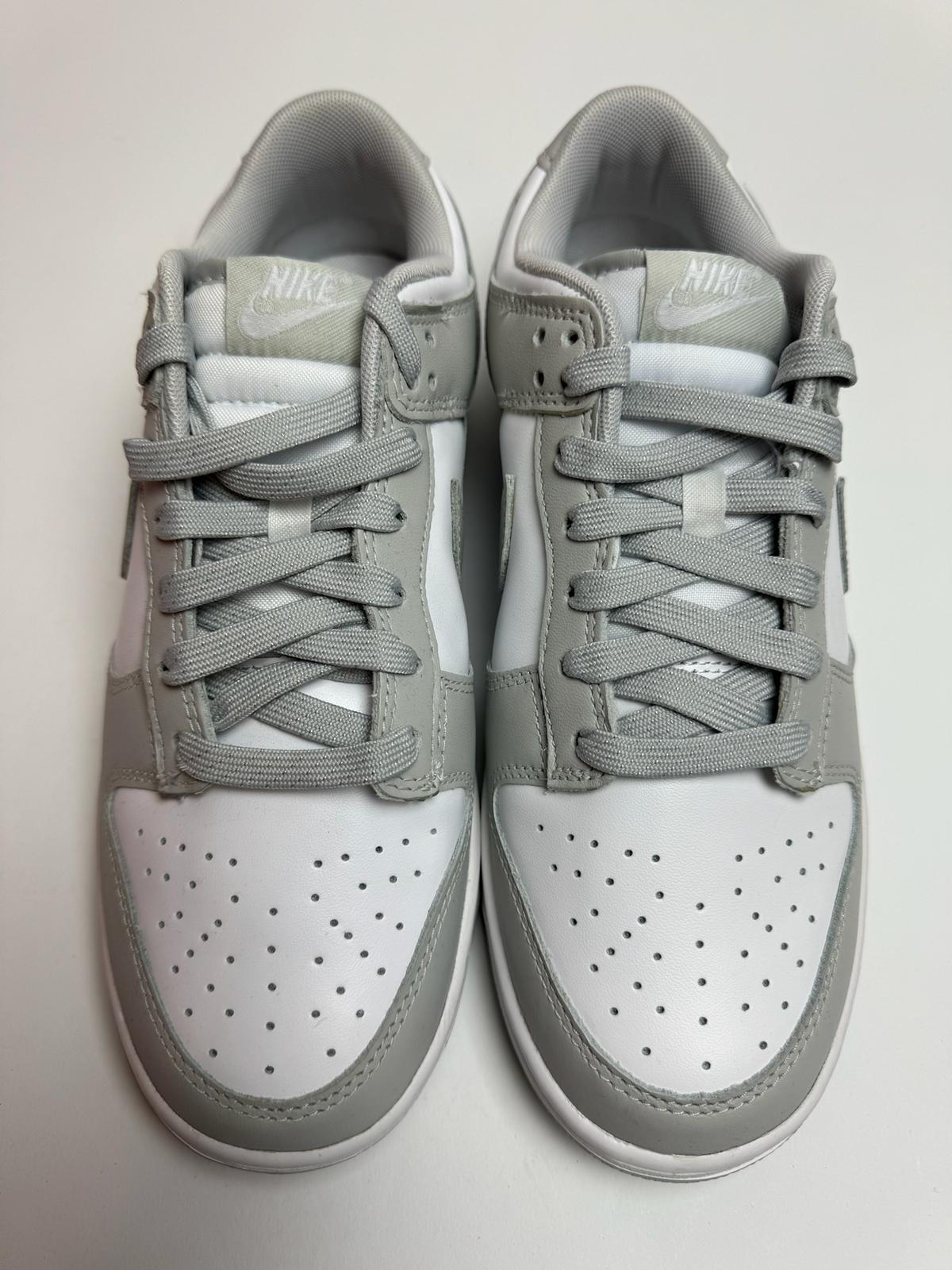 Detailansicht der Zunge – Nike Dunk Low Grey Fog mit gewebtem Dunk-Branding