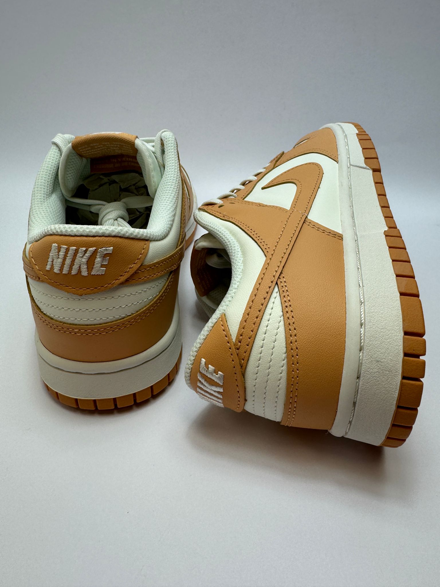 Nike Dunk Low Harvest Moon – Rückansicht mit Nike Logo und warmen Herbsttönen