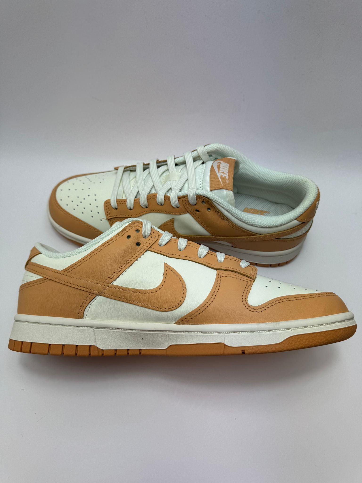 Nike Dunk Low Harvest Moon – rechte Seitenansicht mit weißem Leder und erdigen Orange-Braun-Akzenten