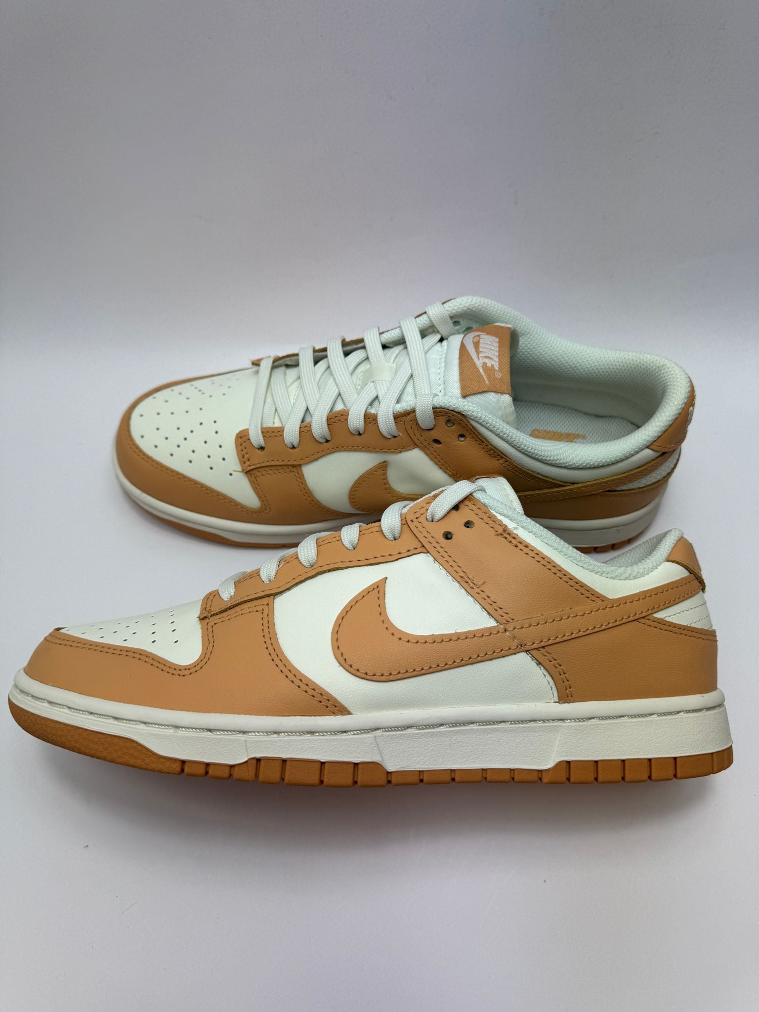 Nike Dunk Low Harvest Moon – linke Außenseite mit Herbstpalette und klassischem Swoosh
