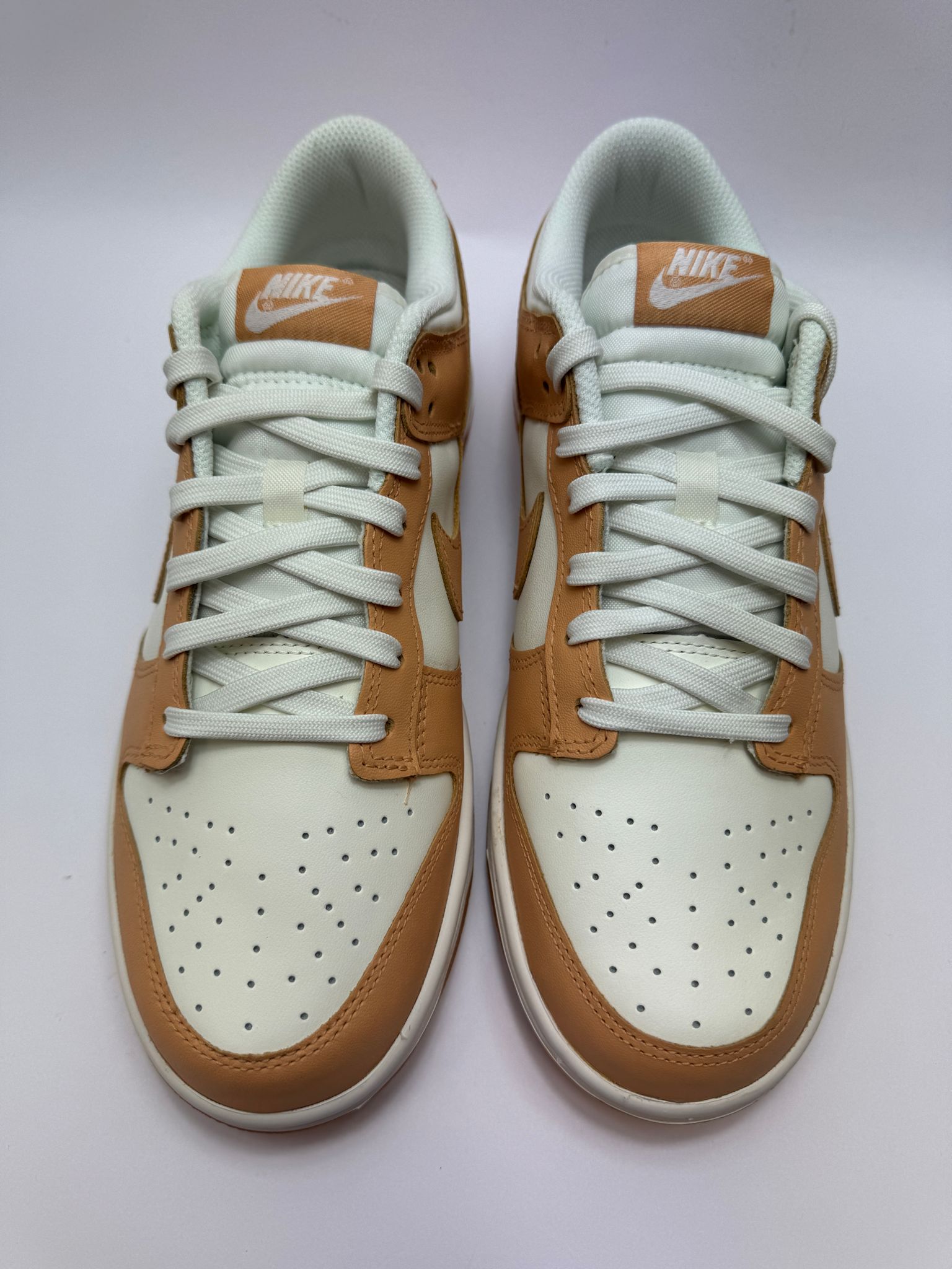 Detailansicht der Zunge – Nike Dunk Low Harvest Moon mit raffinierter Dunk-Branding