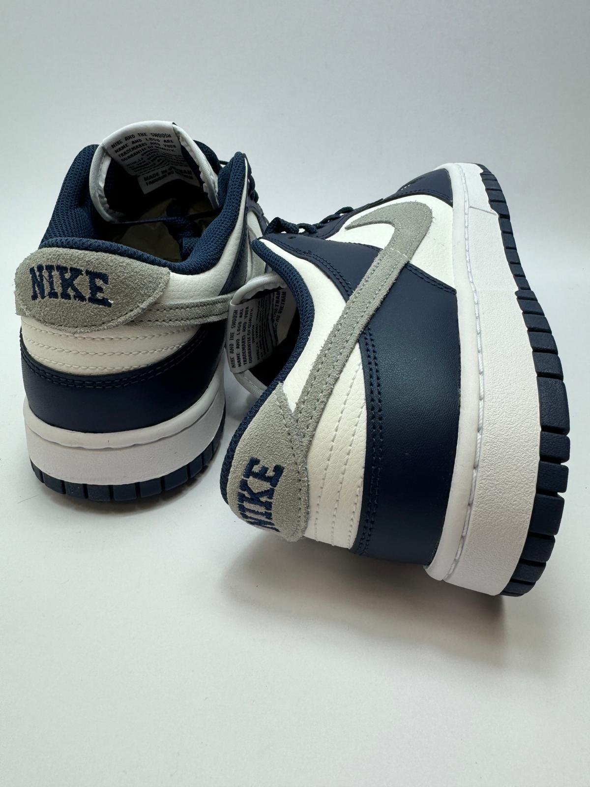 Nike Dunk Low Summit White Midnight Navy – Rückansicht mit Nike Logo in Midnight Navy