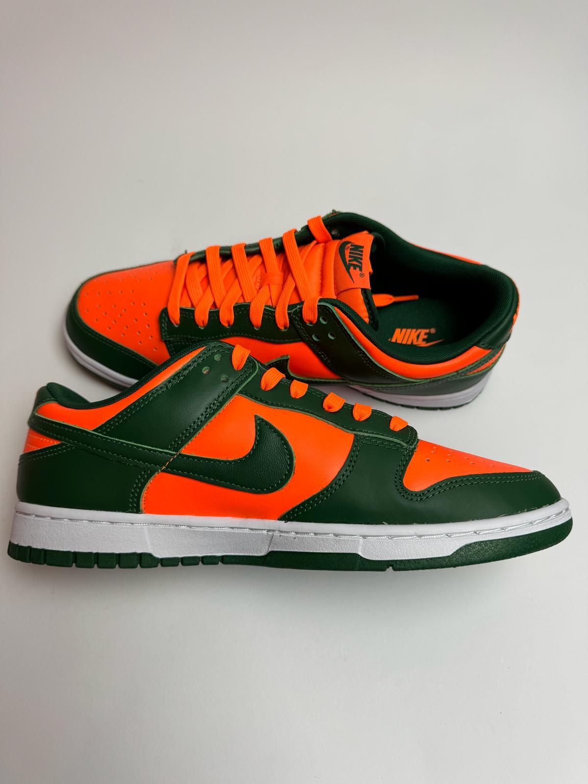 Nike Dunk Low Miami Hurricanes – linke Außenseite mit klassischem Miami-Farbdruck in Grün-Orange