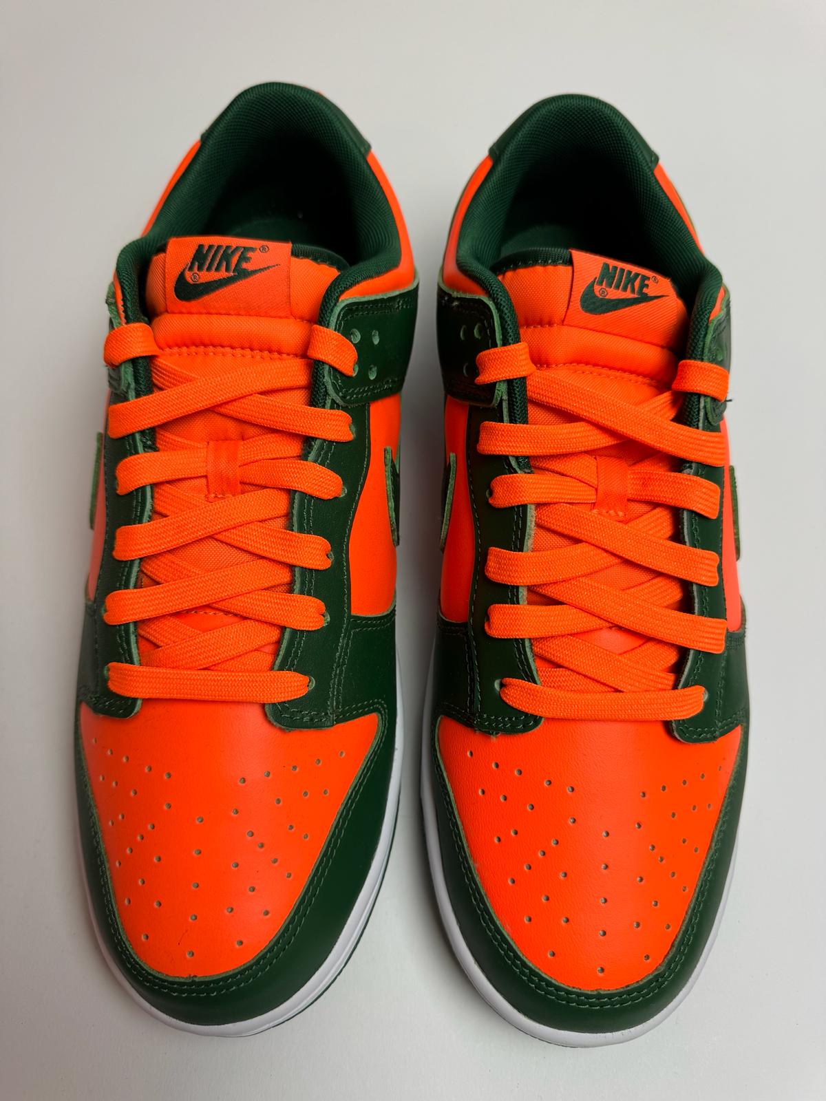 Detailansicht der Zunge – Nike Dunk Low Miami Hurricanes mit gewebtem Dunk-Branding