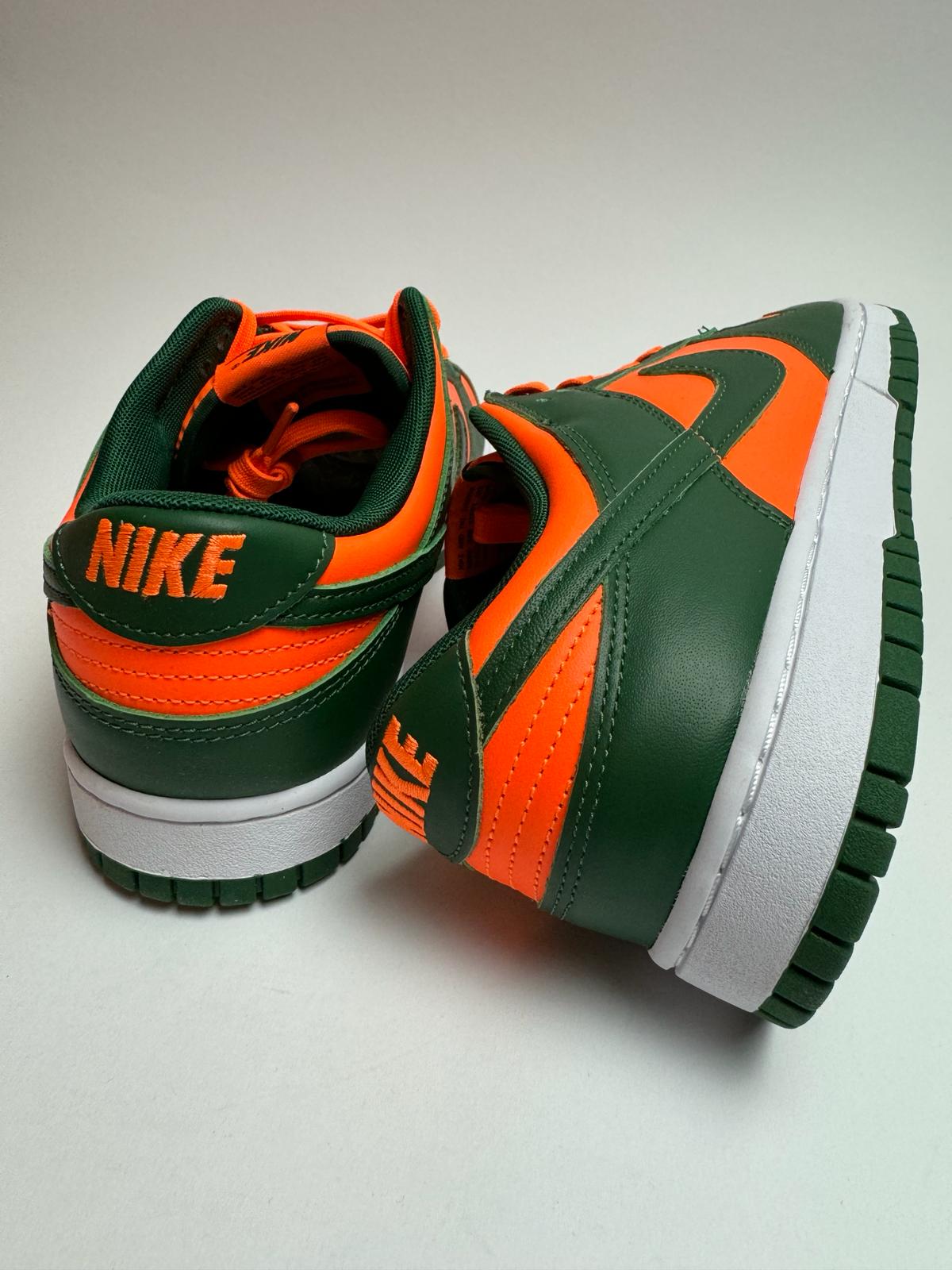 Nike Dunk Low Miami Hurricanes – Rückansicht mit Nike Logo und sportlichen Kontrastdetails