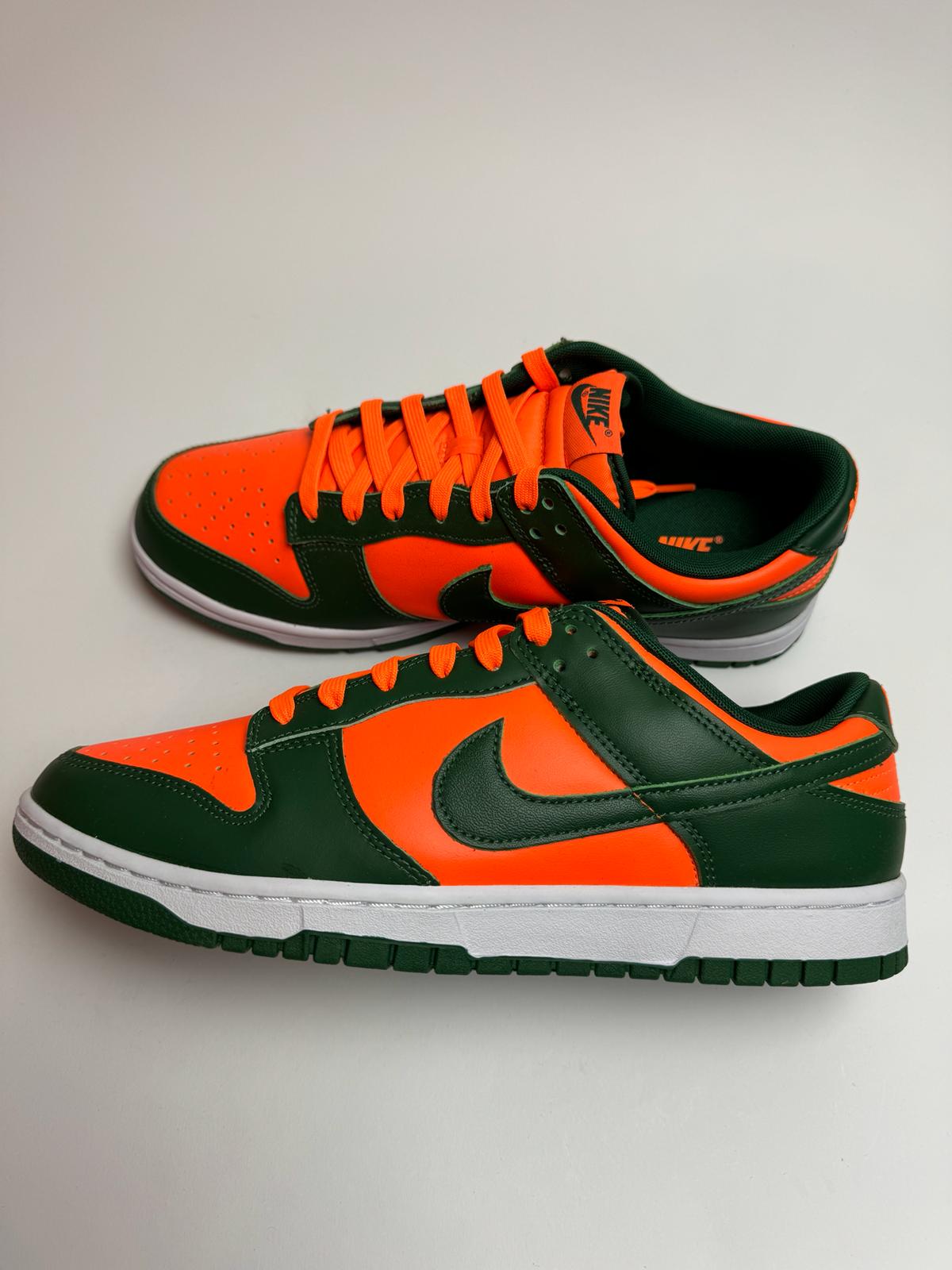 Nike Dunk Low Miami Hurricanes – rechte Seitenansicht mit dunkelgrünen Overlays und orangem Leder