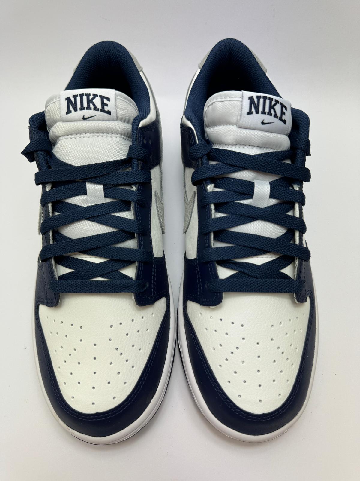 Detailansicht der Zunge – Nike Dunk Low Summit White Midnight Navy mit gewebtem Dunk-Branding
