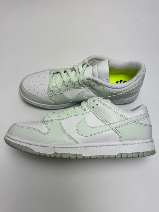 Nike Dunk Low White Mint – rechte Seitenansicht mit weißem Leder‑Upper und mint‑farbenen Overlay