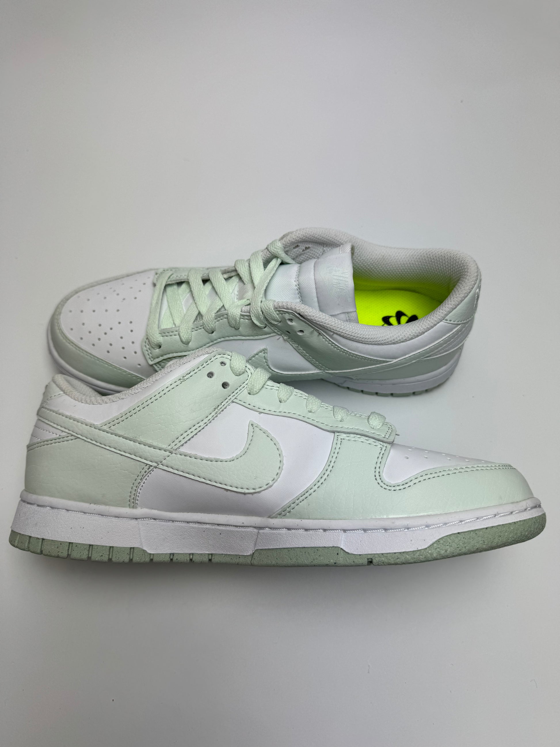 Nike Dunk Low White Mint – linke Außenseite mit mint‑farbenem Swoosh und clean weißer Mittelsohle