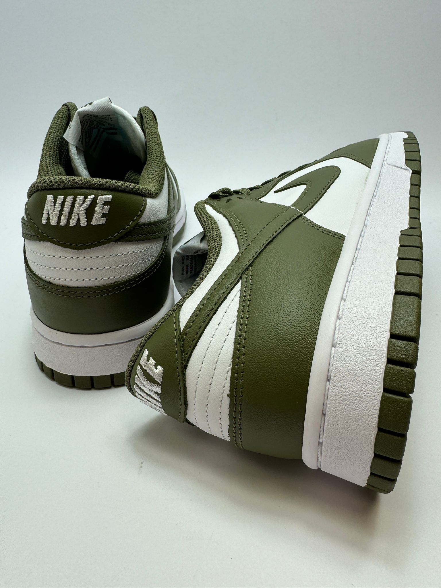 Nike Dunk Low Medium Olive – Rückansicht mit Nike Logo und olivgrünen Details