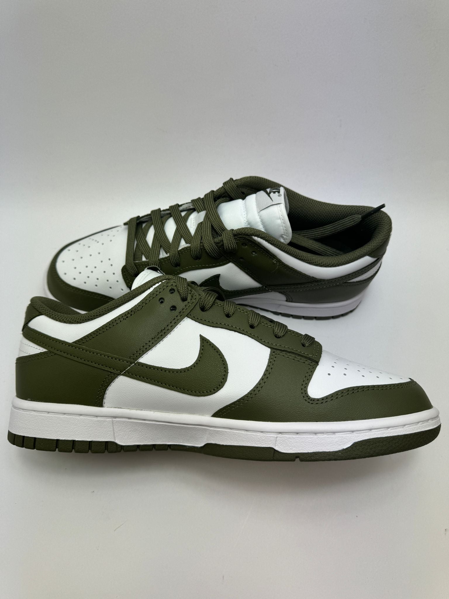 Nike Dunk Low Medium Olive – linke Außenseite mit olivgrünem Swoosh und Fersenbranding