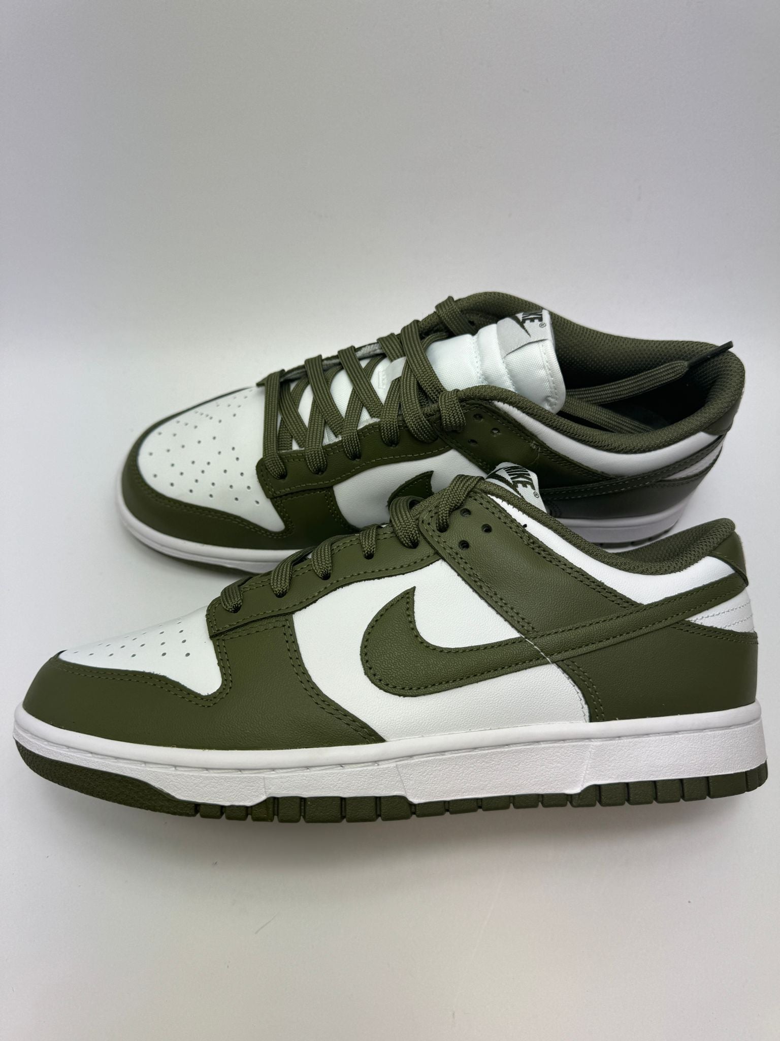 Nike Dunk Low Medium Olive – rechte Seitenansicht mit weißem Leder und olivgrünen Overlays