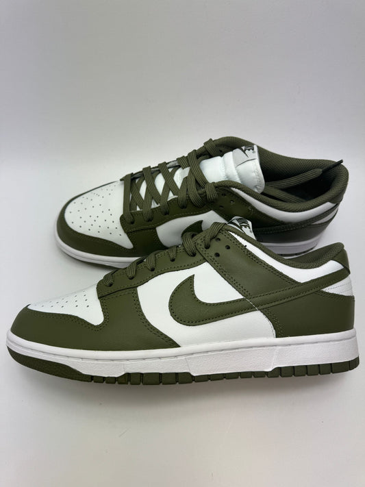 Nike Dunk Low Medium Olive – rechte Seitenansicht mit weißem Leder und olivgrünen Overlays