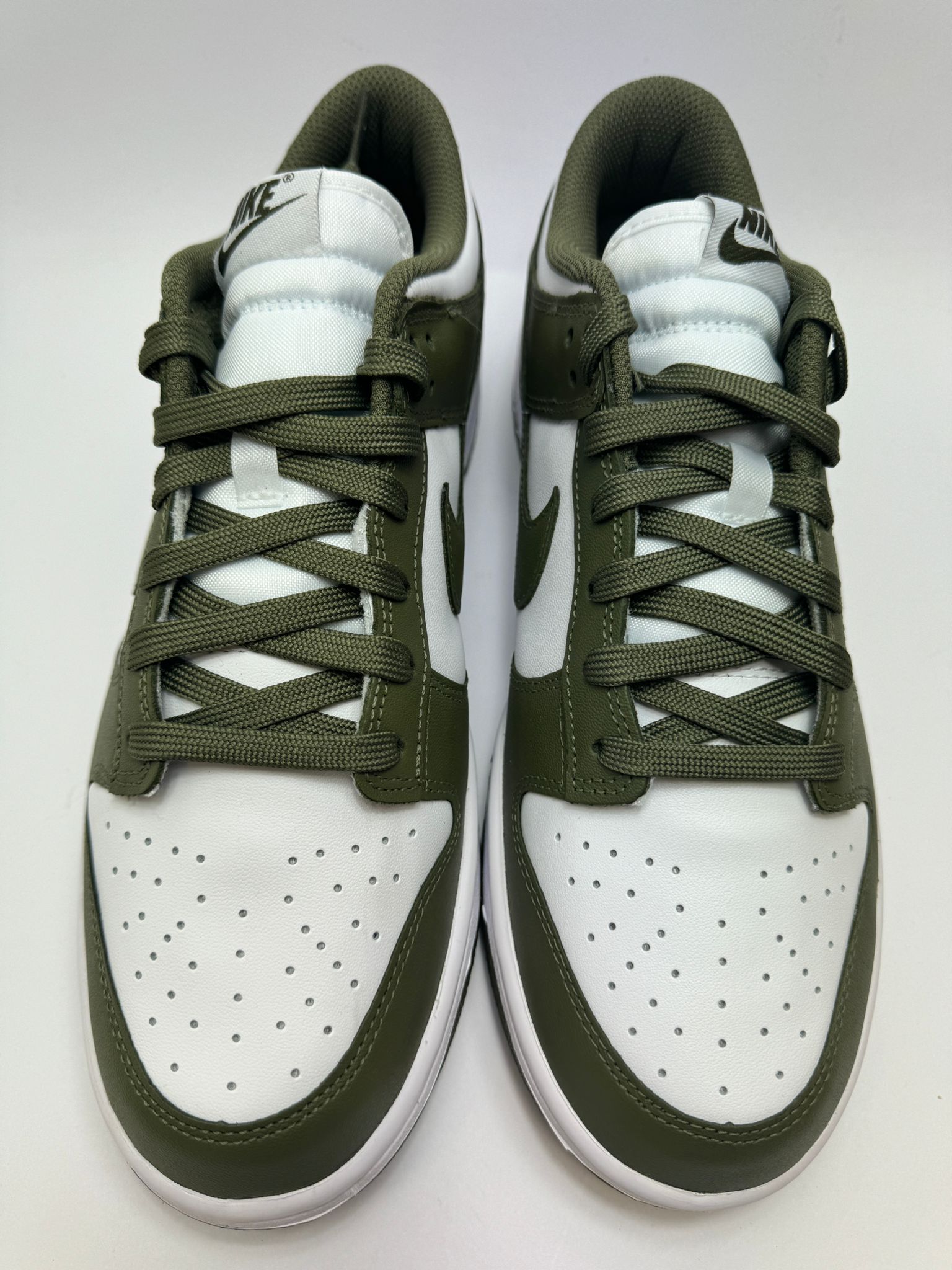 Detailansicht der Zunge – Nike Dunk Low Medium Olive mit gewebtem Branding
