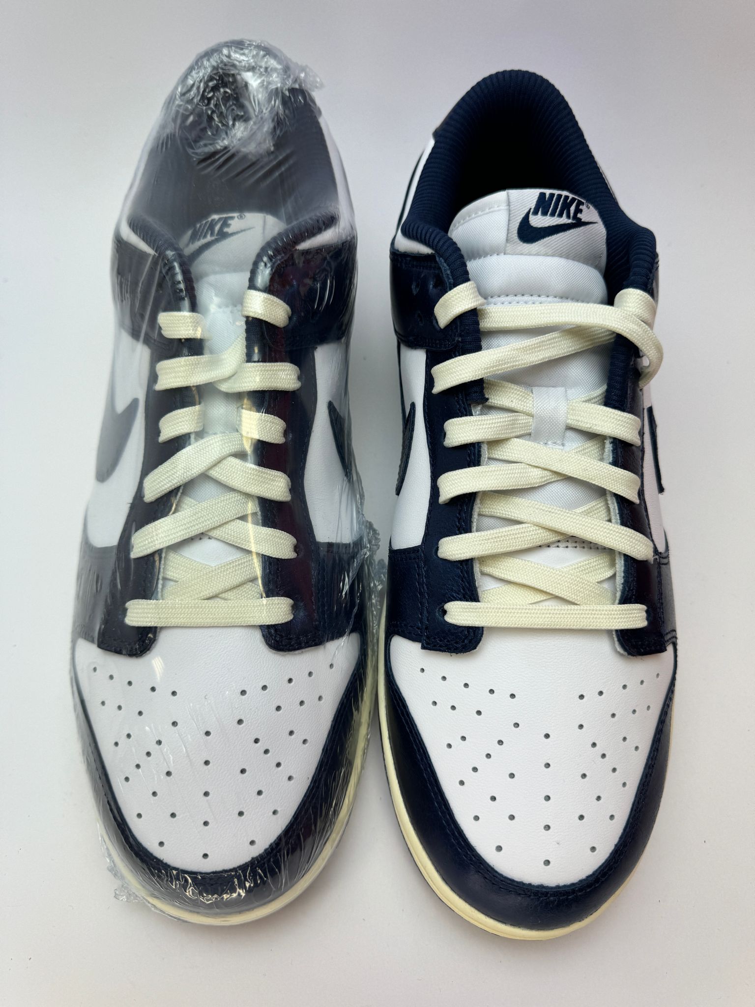 Detailansicht der Zunge – Nike Dunk Low PRM Vintage Navy mit Nylon-Zunge und gewebtem Label
