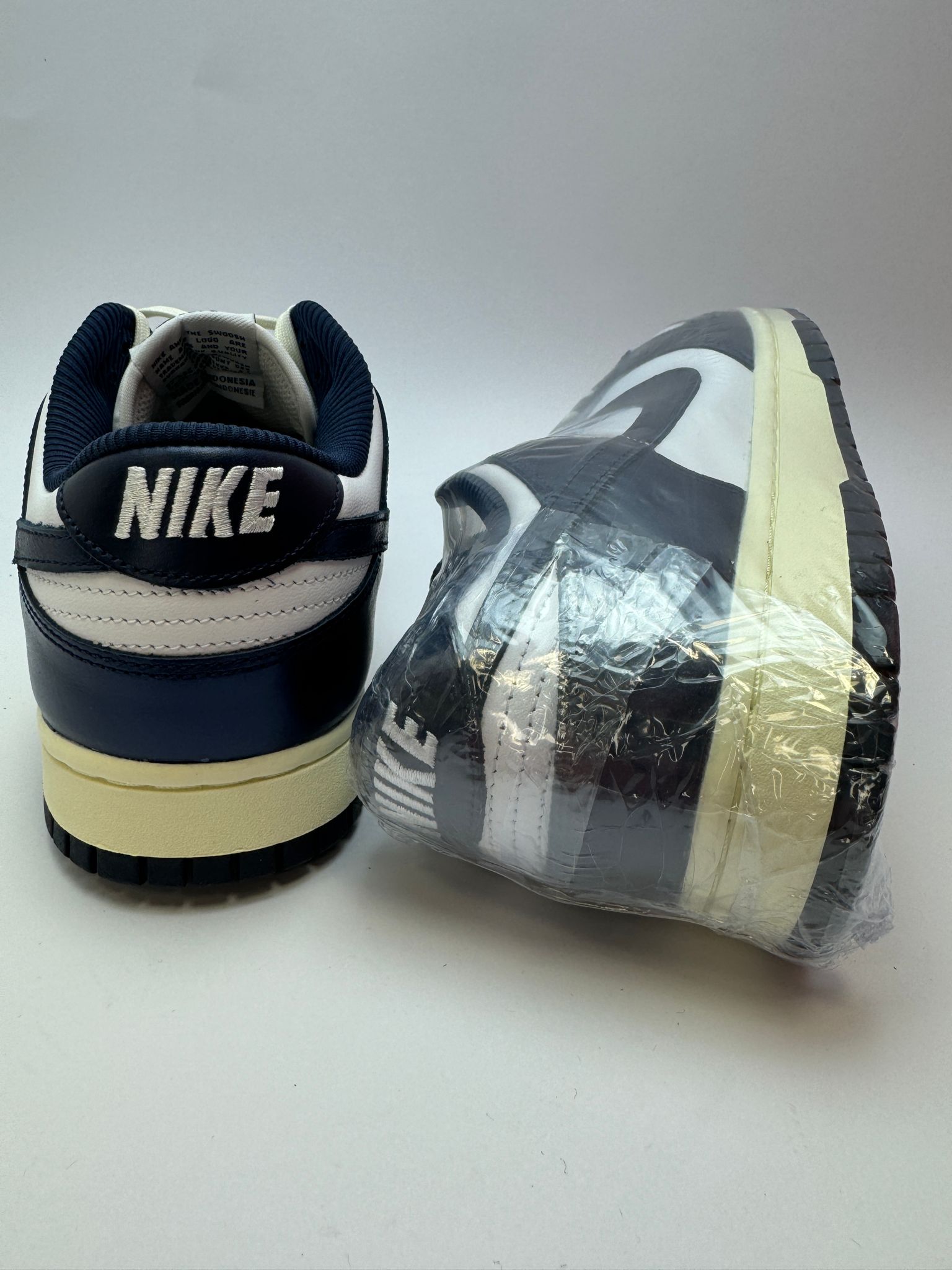 Rückansicht des Sneakers – Nike Dunk Low PRM Vintage Navy mit eingesticktem NIKE-Label auf der Ferse