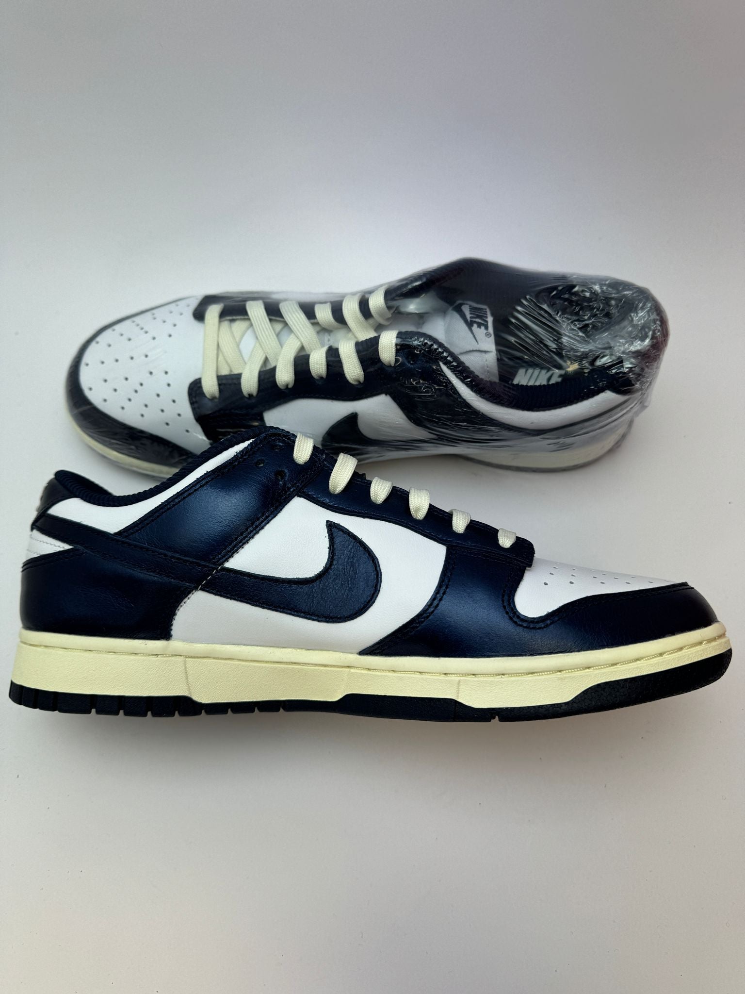 Nike Dunk Low PRM Vintage Navy – linke Außenseite mit Navy Swoosh und Coconut Milk-Zwischensohle