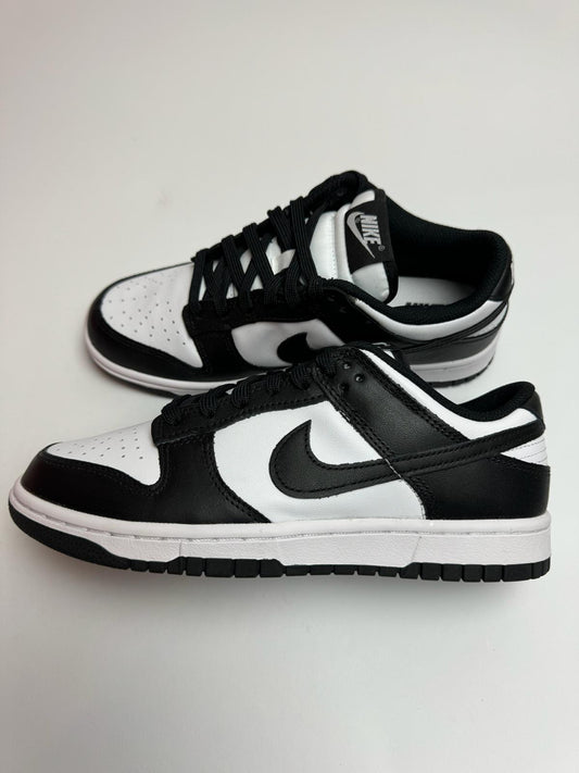 Nike Dunk Low Panda – rechte Seitenansicht mit weißem Leder-Upper und schwarzen Overlays