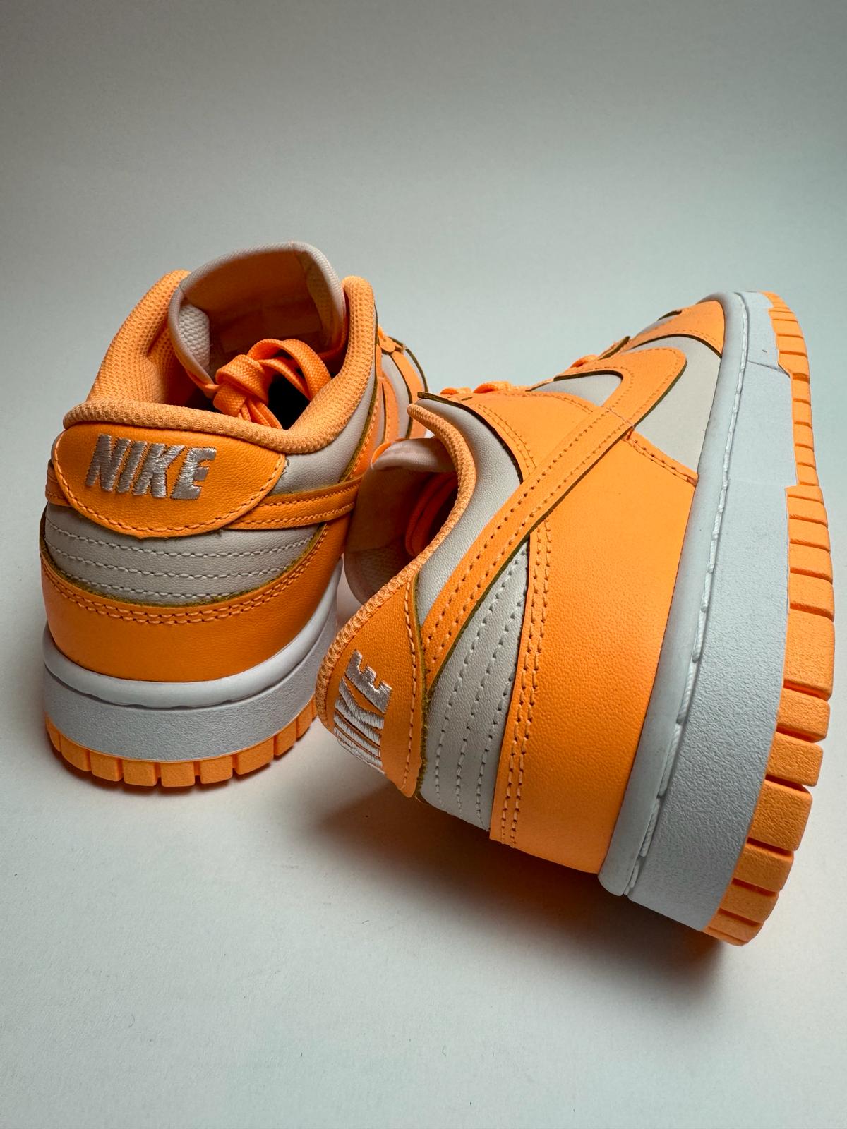 Rückansicht des Sneakers – Nike Dunk Low Peach Cream mit dezentem Heel-Tab und Nike-Logo