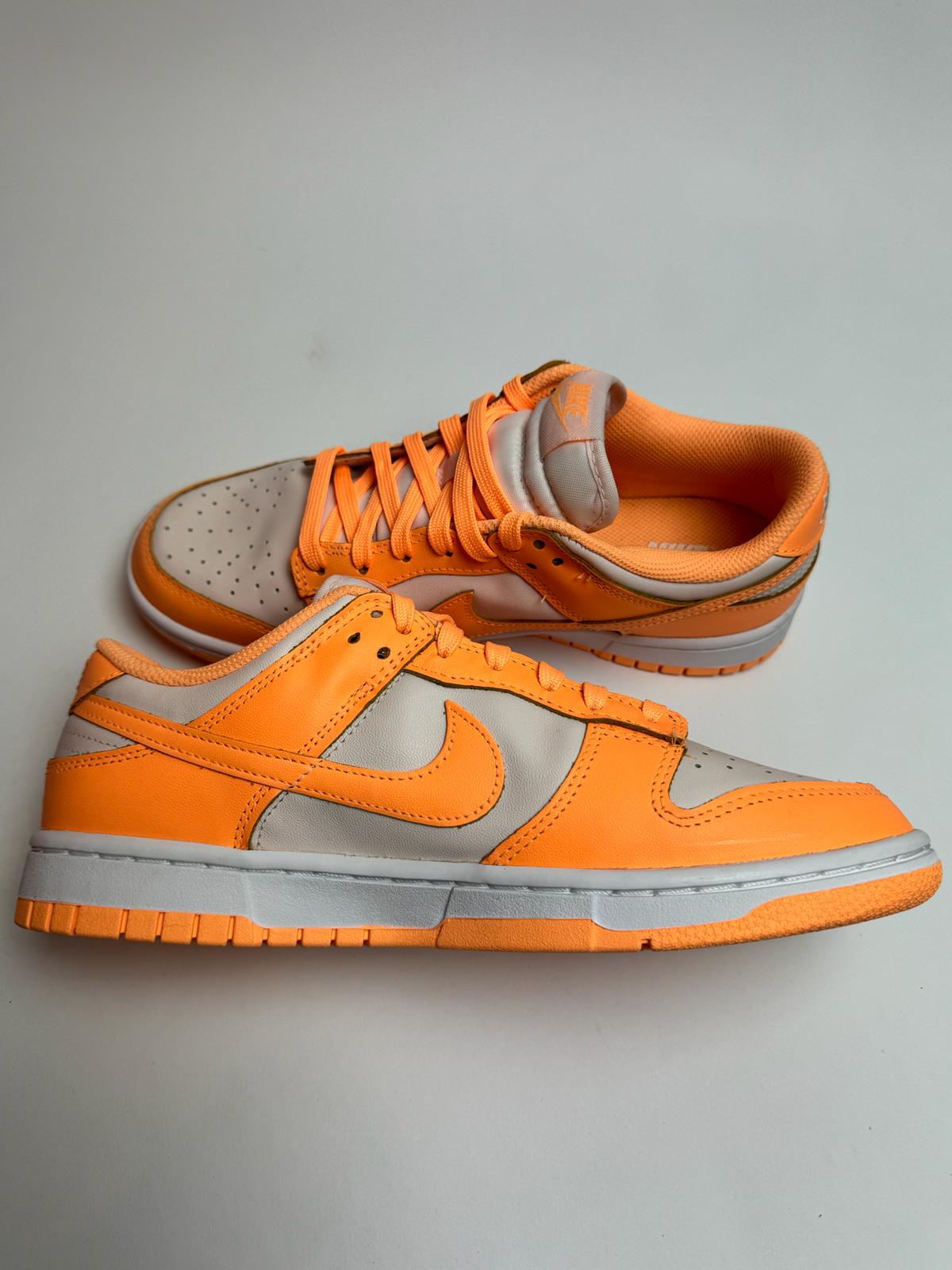 Nike Dunk Low Peach Cream – linke Außenseite mit pastellfarbenem Swoosh in Peach-Tönen