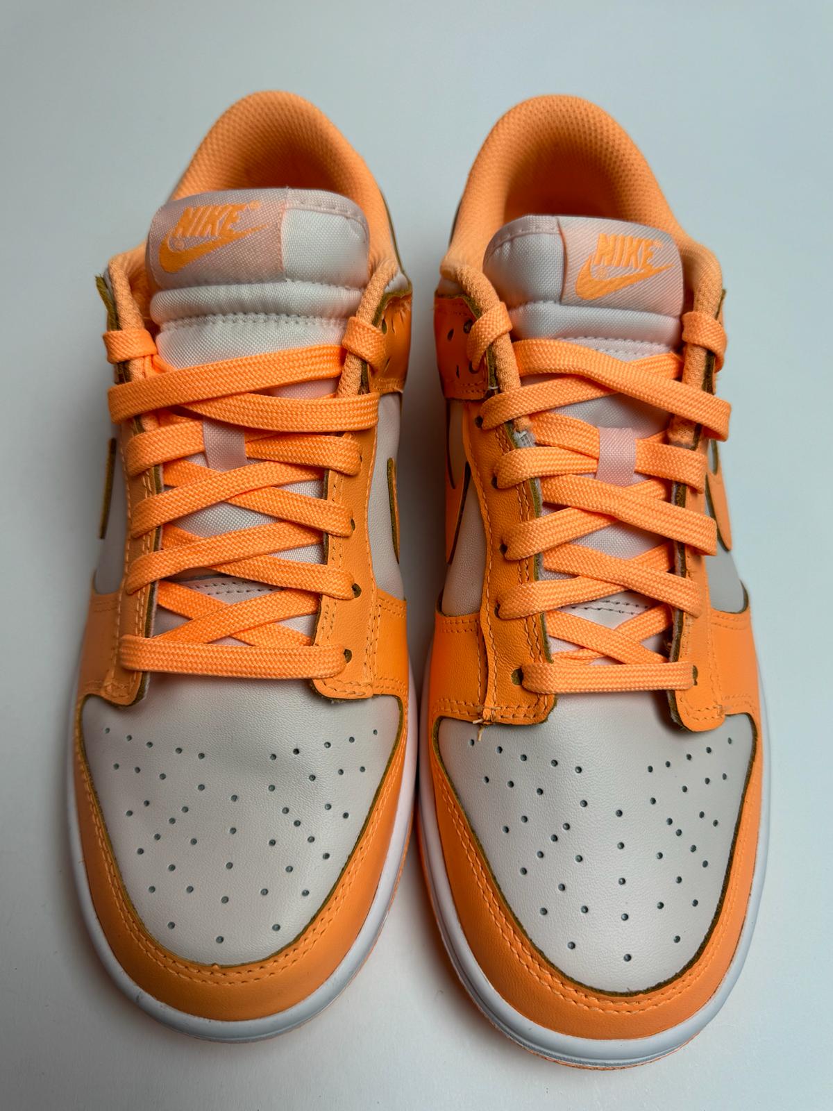 Detailansicht der Zunge – Nike Dunk Low Peach Cream mit gewebtem Dunk-Branding