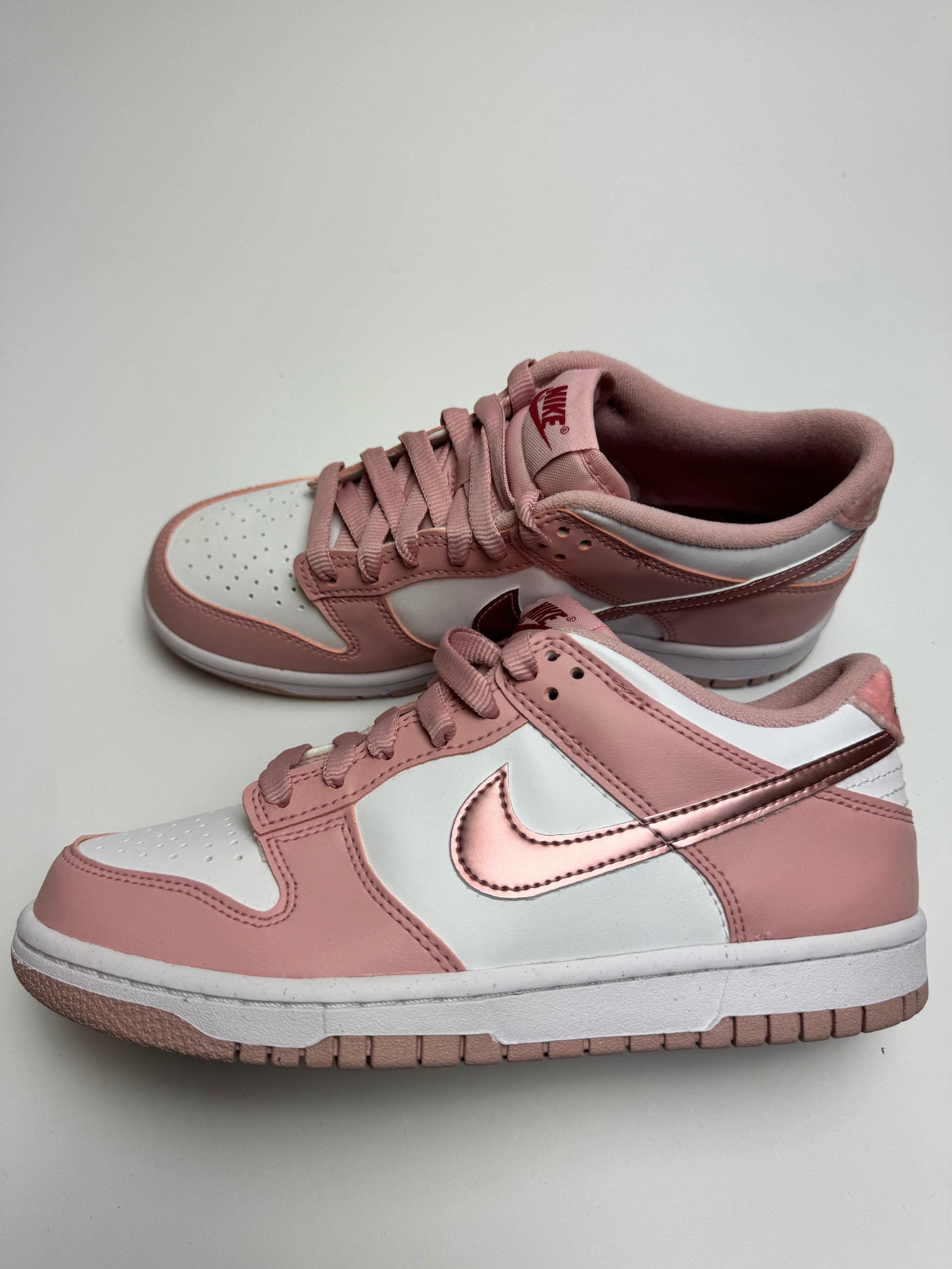 Nike Dunk Low Pink Velvet – rechte Seitenansicht mit weißem Leder‑Upper und zart rosa Overlays
