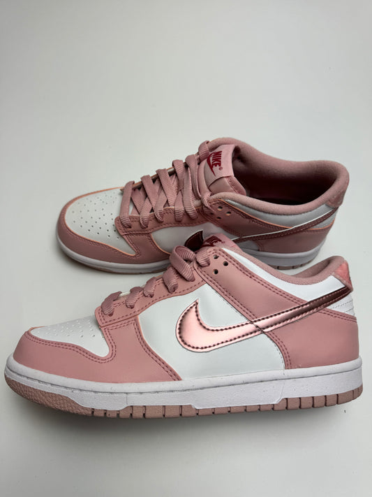 Nike Dunk Low Pink Velvet – rechte Seitenansicht mit weißem Leder‑Upper und zart rosa Overlays