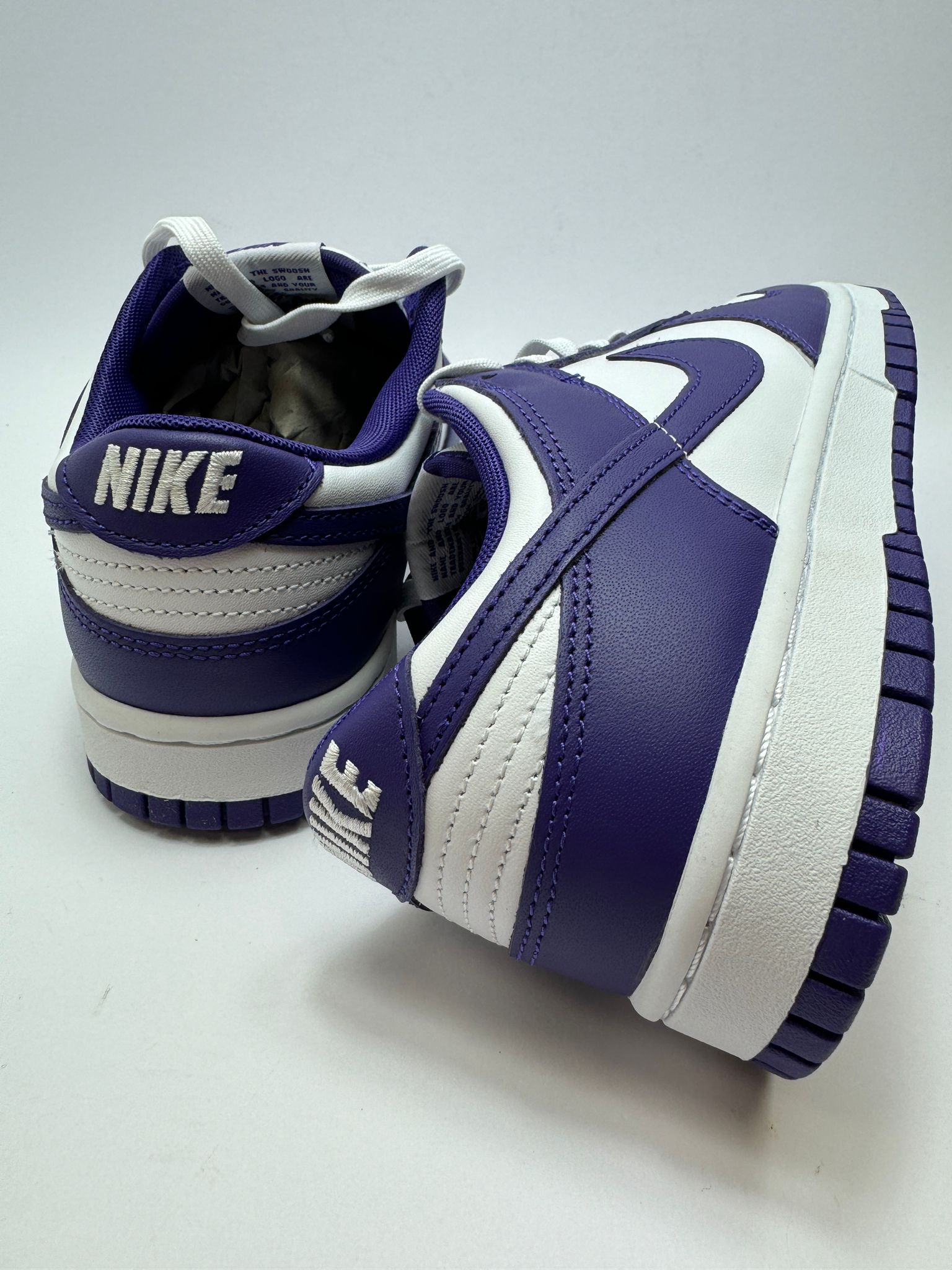 Nike Dunk Low Championship Court Purple – Rückansicht mit Nike Logo in Lila