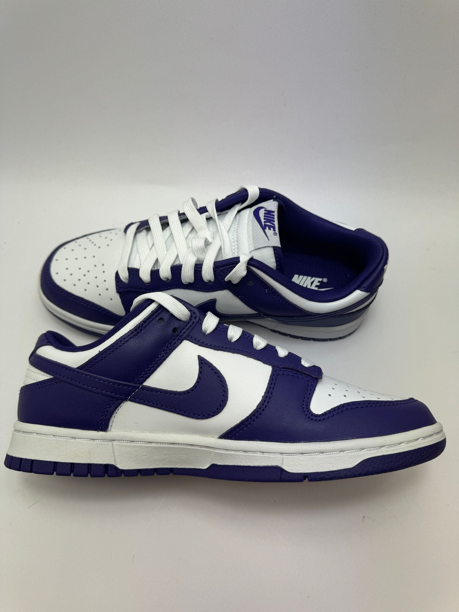Nike Dunk Low Championship Court Purple – linke Außenseite mit kräftigem Court Purple Design