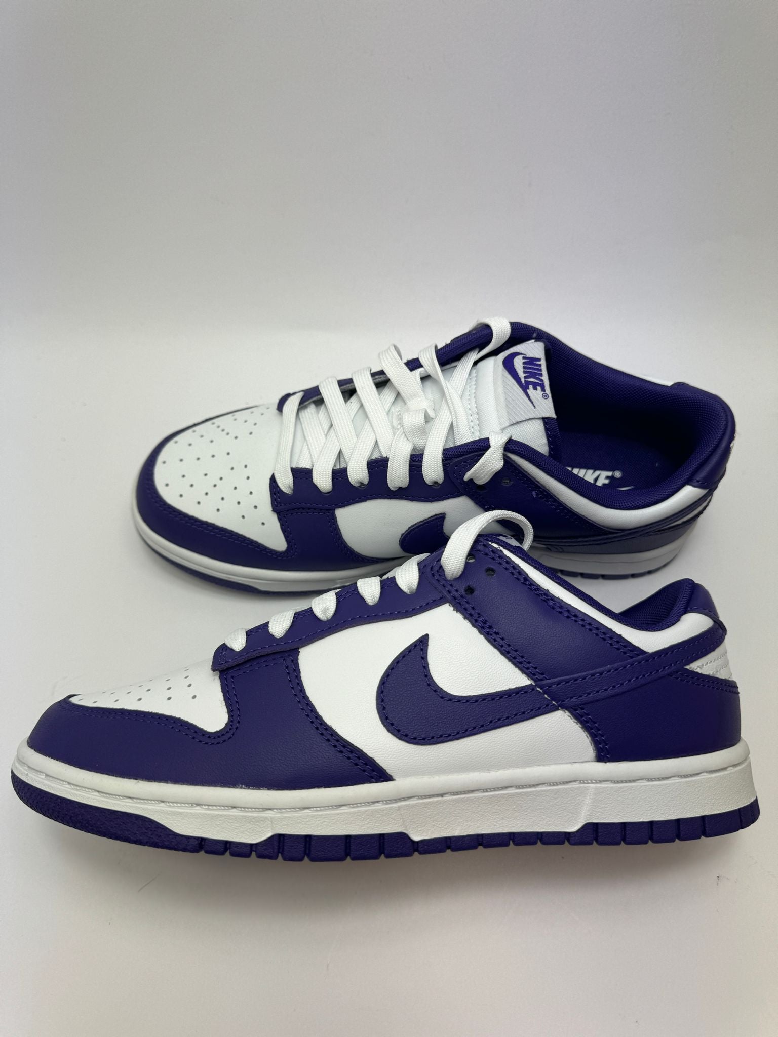 Nike Dunk Low Championship Court Purple – rechte Seitenansicht mit lila und weißen Farbakzenten