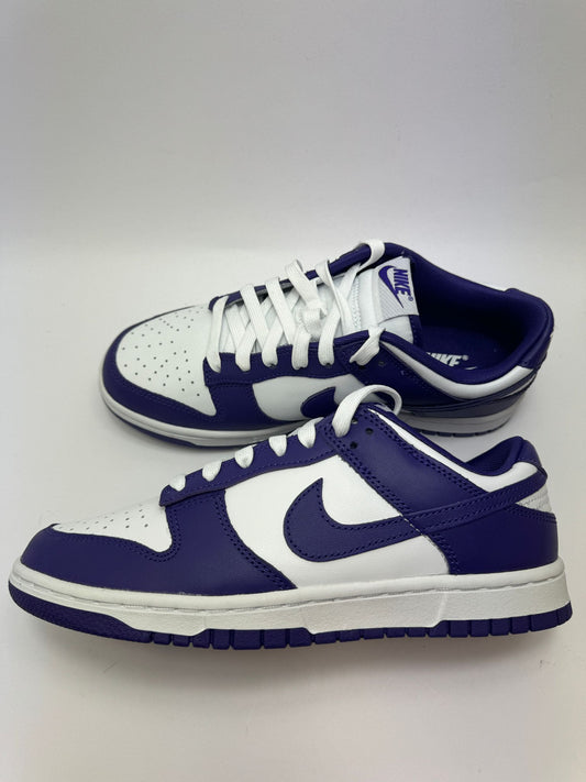 Nike Dunk Low Championship Court Purple – rechte Seitenansicht mit lila und weißen Farbakzenten