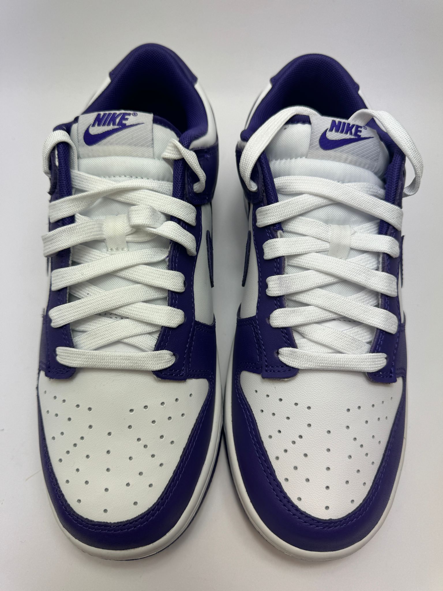 Detailansicht der Zunge – Nike Dunk Low Championship Court Purple mit Branding