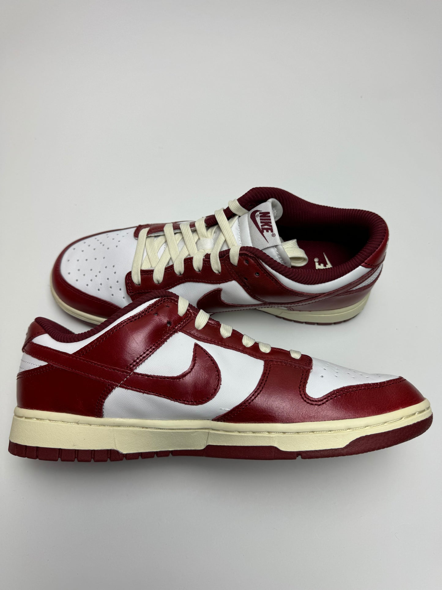 Nike Dunk Low Vintage Team Red – linke Außenseite mit Team‑Red Swoosh, weißen Base‑Panels und zitrusfarbenem Coconut‑Milk‑Midsole-Look