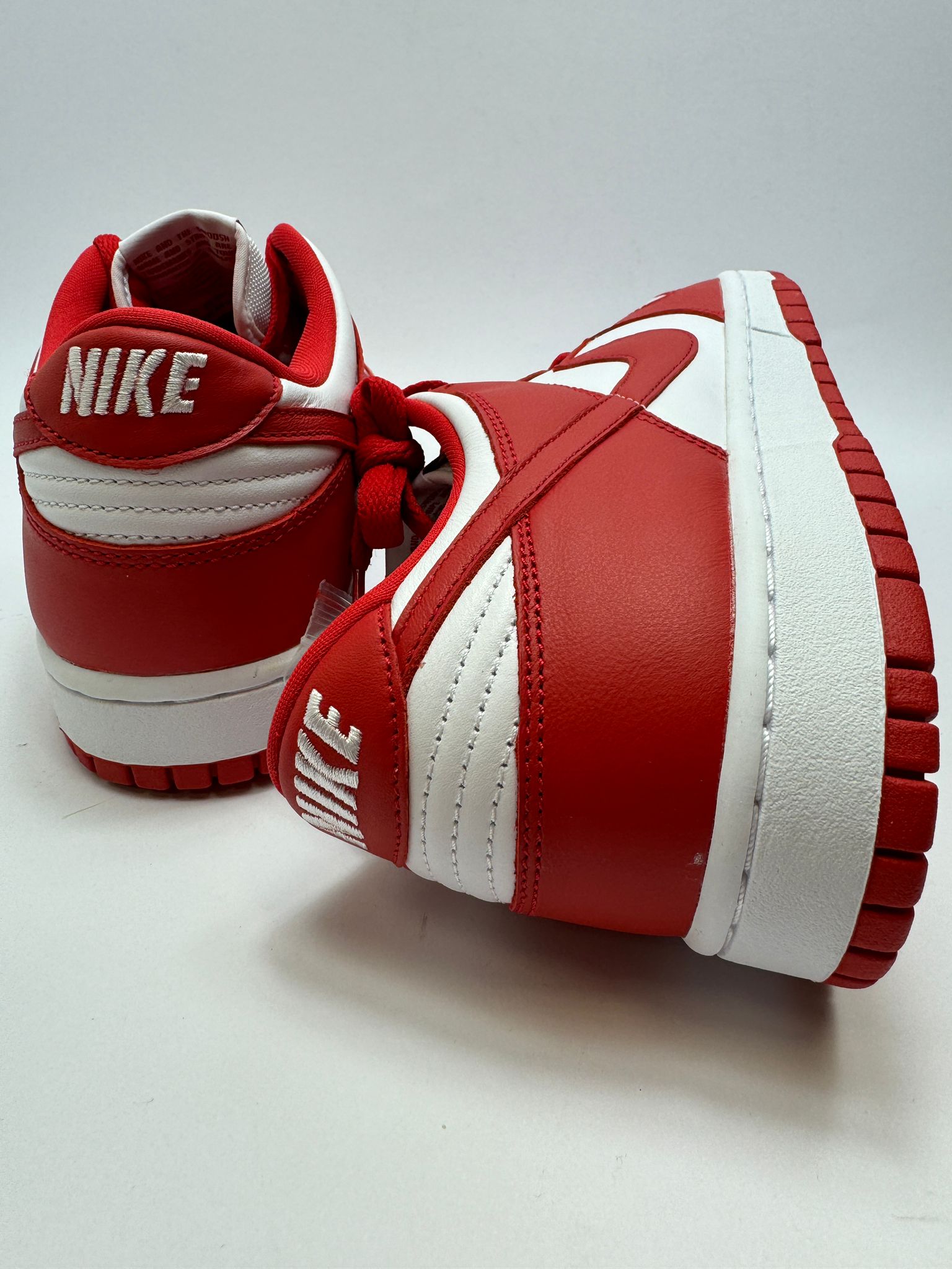 Nike Dunk Low SP St. John's – Rückansicht mit Nike Logo und roten Details