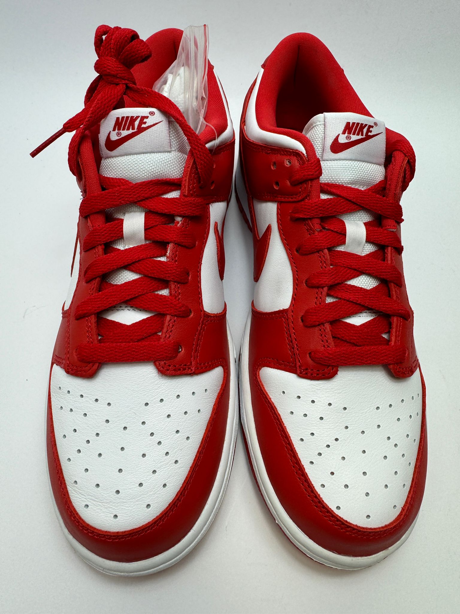 Detailansicht der Zunge – Nike Dunk Low SP St. John's mit gewebtem Branding