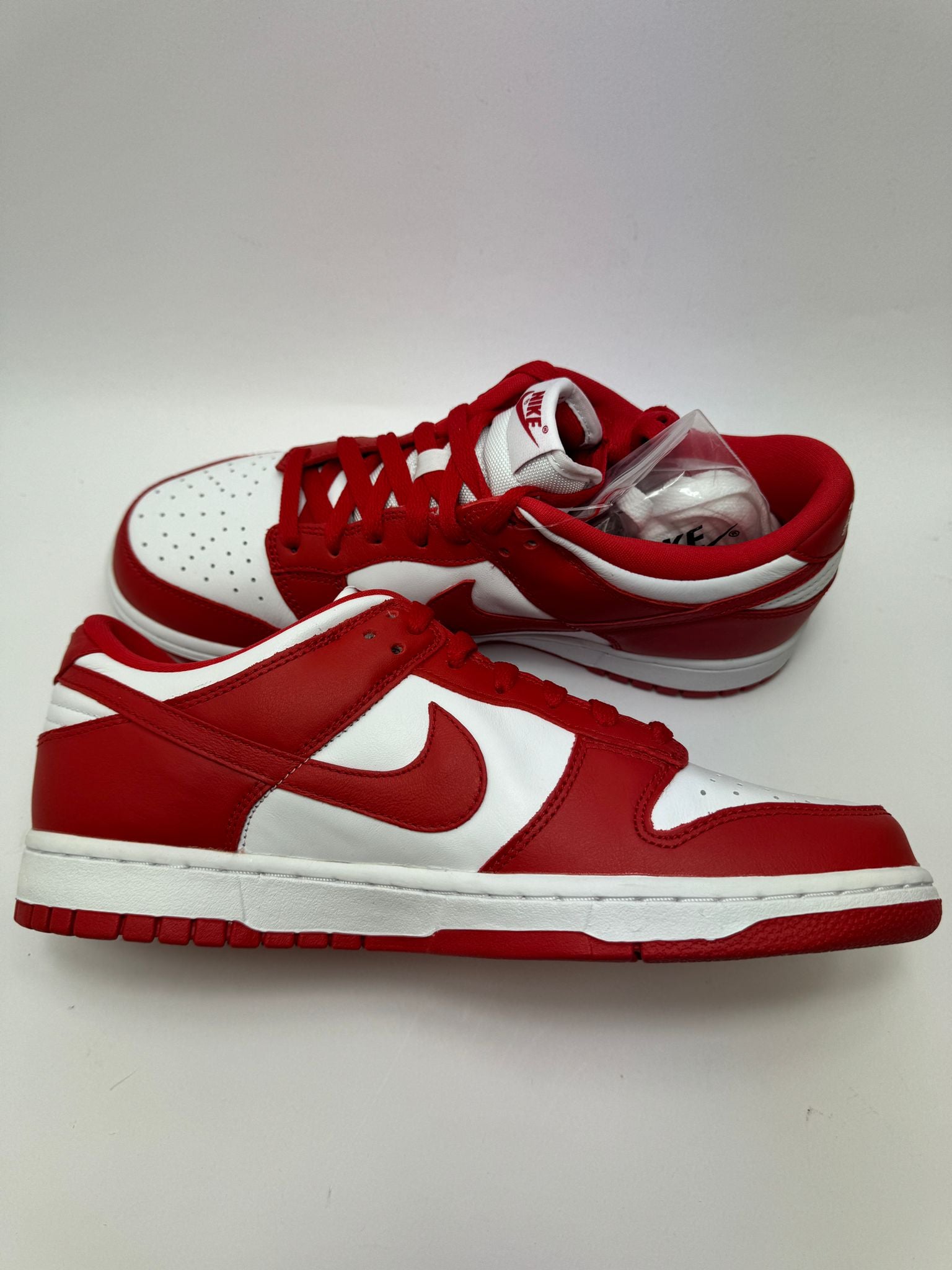 Nike Dunk Low SP St. John's – linke Außenseite mit University Red Akzenten