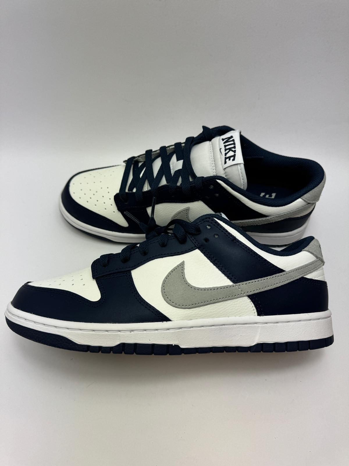 Nike Dunk Low Summit White Midnight Navy – rechte Seitenansicht mit weißem Obermaterial und navyblauen Overlays