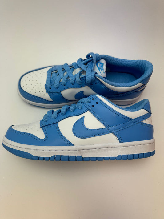 Nike Dunk Low UNC – rechte Seitenansicht mit weißem Leder und University Blue Overlays